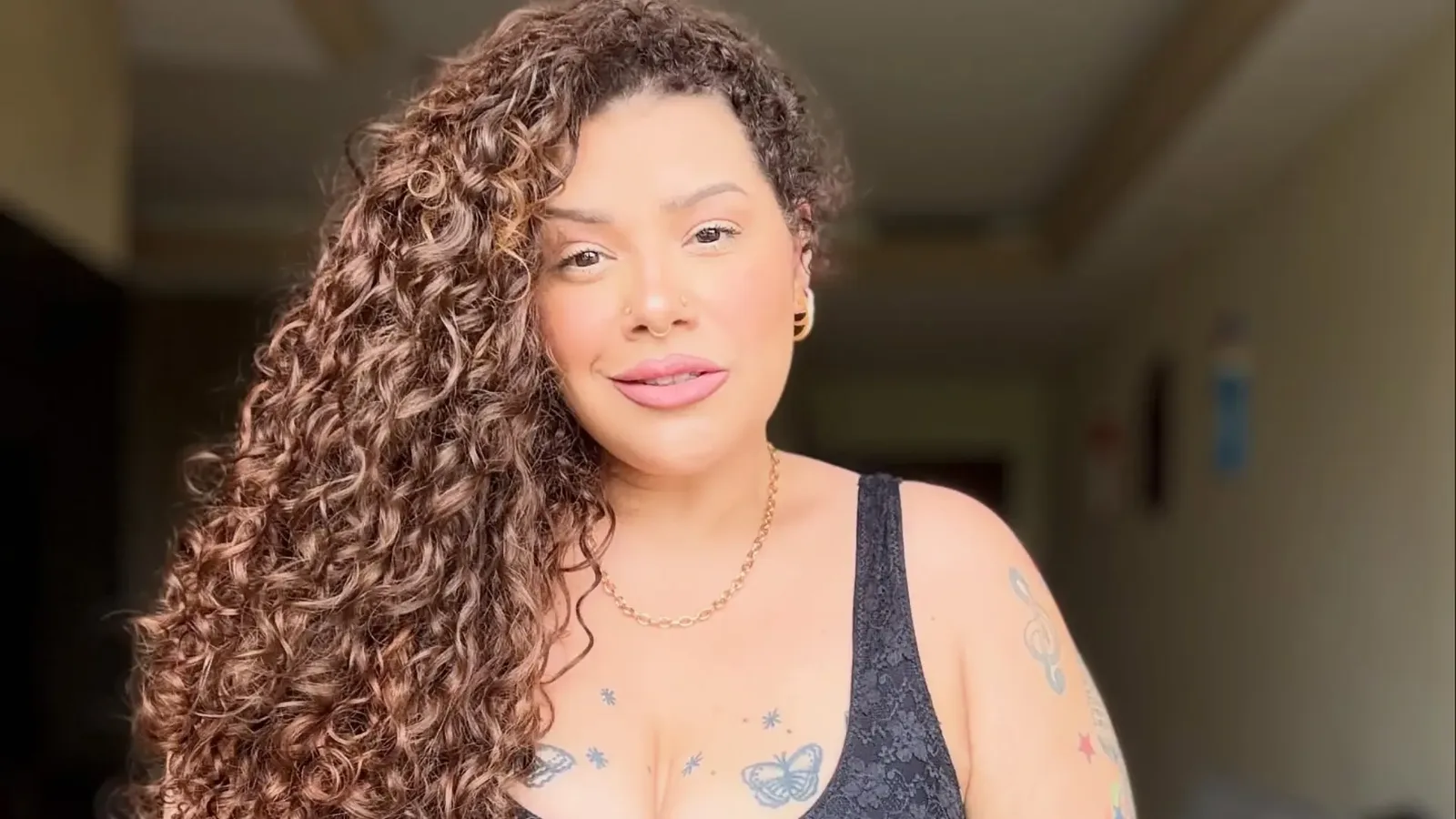 Aila Menezes exibe cicatriz após abdominoplastia e fala sobre autoestima