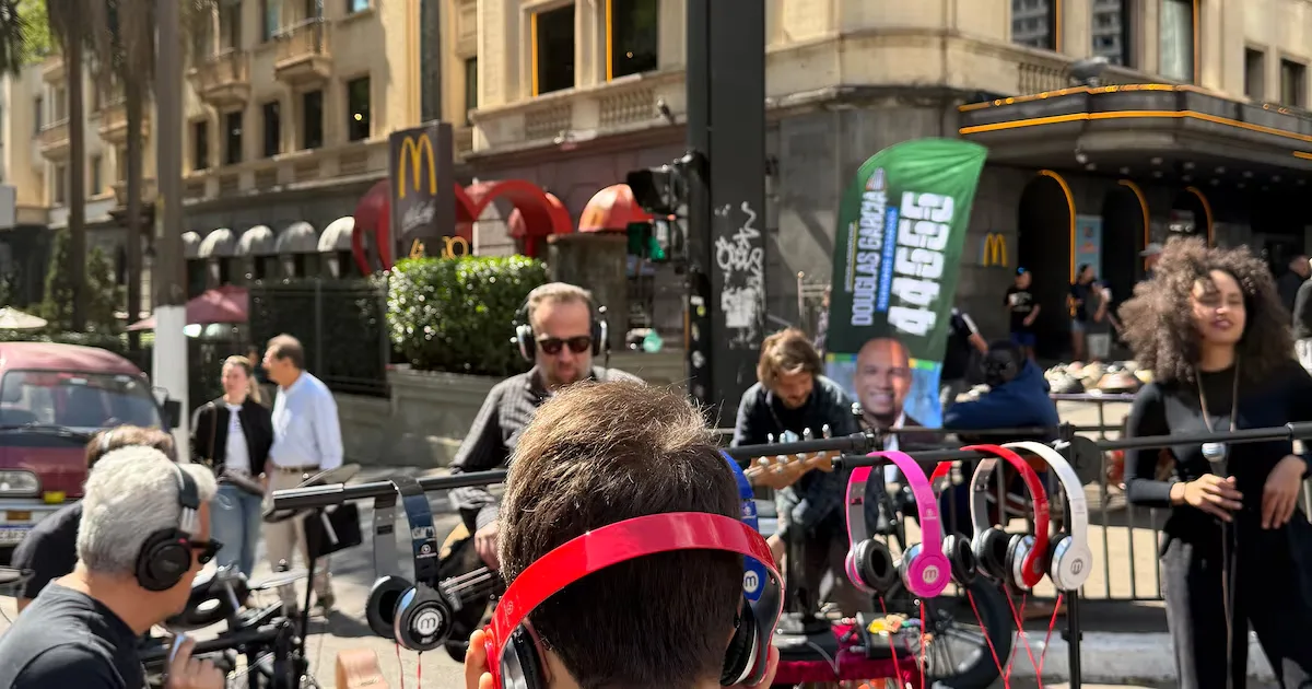 Banda faz shows com fones na Paulista após restrição da Prefeitura